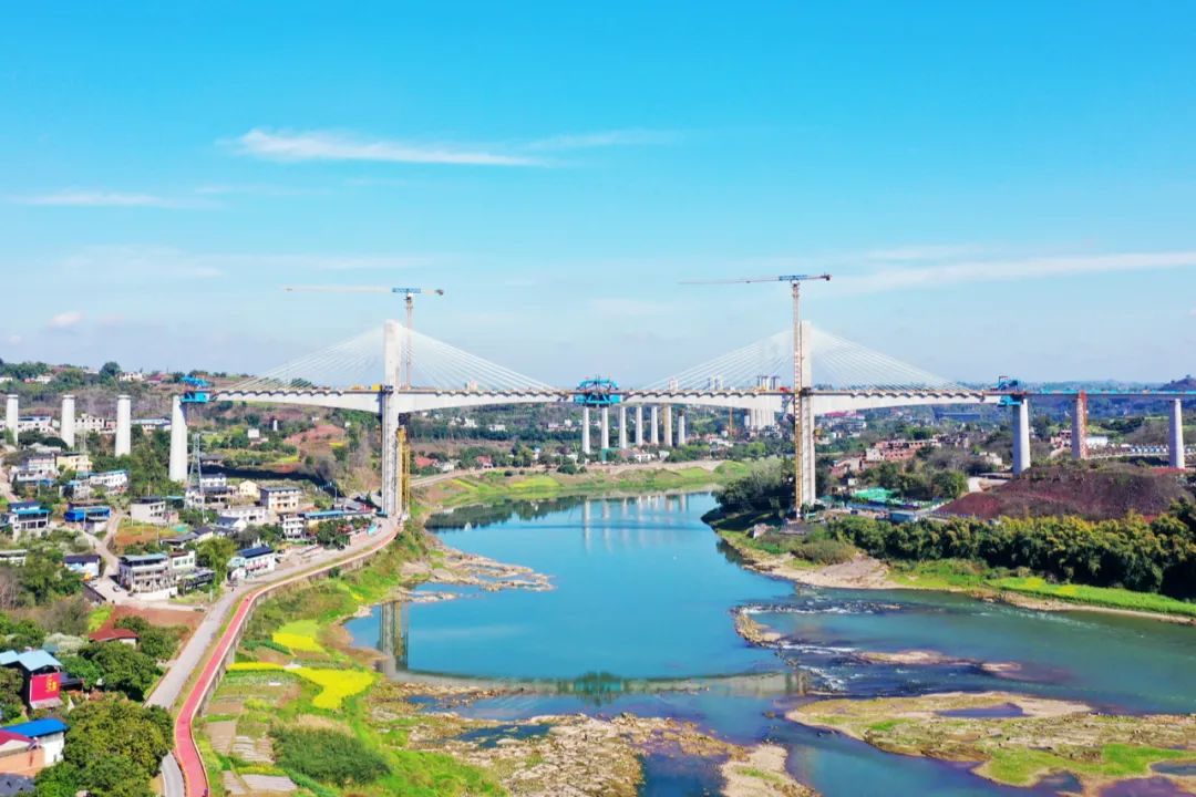 國內(nèi)首座雙柱式V型橋塔、空間索面斜拉索的高速鐵路橋 | 渝昆高鐵瀘州沱江特大橋主跨順利合龍